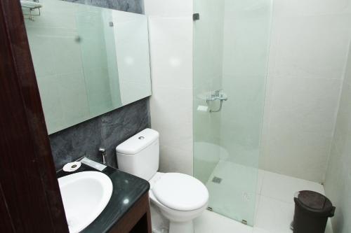 Un baño pequeño con inodoro y lavabo. en SM Tower Malioboro, en Yogyakarta