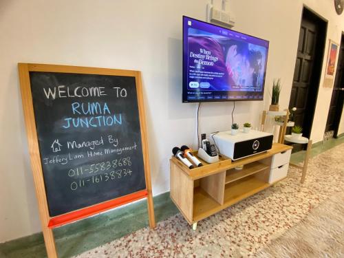 Televisyen dan/atau pusat hiburan di Ruma Junction Ujong Pasir by Jeffery Lam Home Management