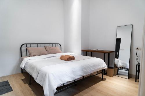 une chambre avec un lit avec une serviette dessus dans l'établissement Casuarina Villa - City Center American Classic Villa, à Bandung