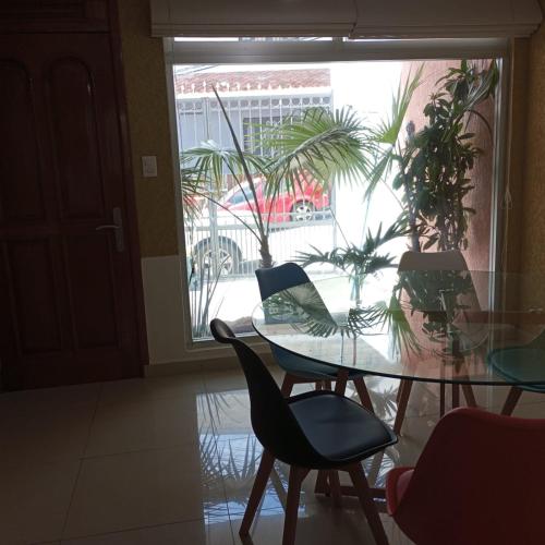 a dining room with a glass table and chairs at Casa Cielo Lindavista in Tulancingo