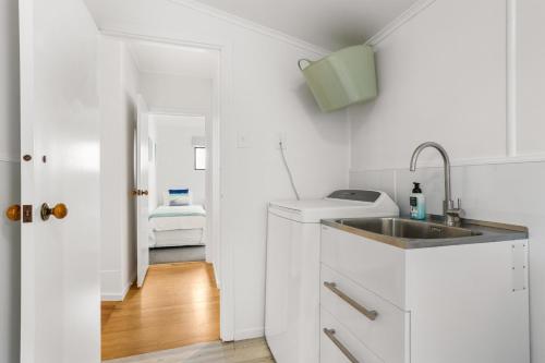 Dapur atau dapur kecil di Reserve View Retreat - Waihi Beach Holiday Home