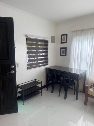 Ruang duduk di Dollosa Compound