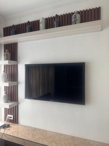Televisyen dan/atau pusat hiburan di Dollosa Compound