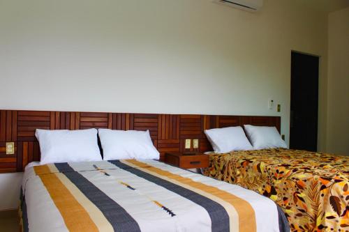 a hotel room with two beds in a room at Hotel Monkey House Tuxtla Gutiérrez in Tuxtla Gutiérrez