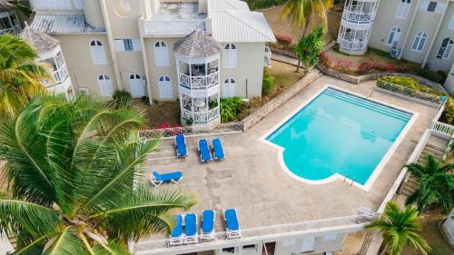 Bazén v ubytování Kiki Modern Haven 2BR Condo with Pool and Ocean View Ocho Rios nebo v jeho okolí