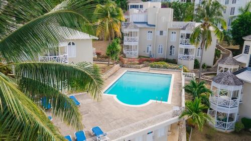 Bazén v ubytování Kiki Modern Haven 2BR Condo with Pool and Ocean View Ocho Rios nebo v jeho okolí