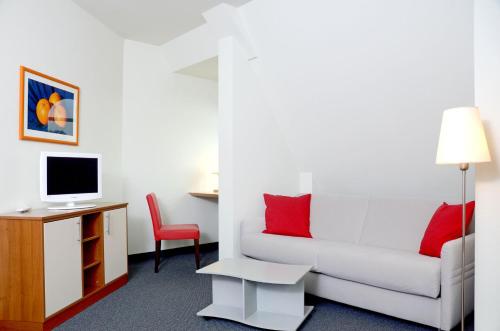 TV a/nebo společenská místnost v ubytování Hotel & Apartments Fürstenhof am Bauhaus