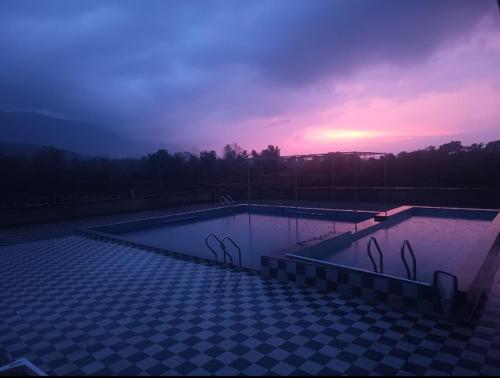 Bazén v ubytování Silver Alps Farm Resort nebo v jeho okolí