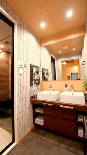 a bathroom with two sinks and a large mirror at お宿寧々OyadoNene板橋 池袋3分新宿9分 in Tokyo