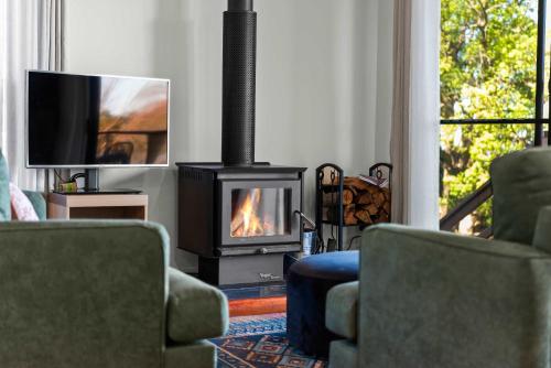 a living room with a fireplace and a tv at Havenwood Chalet 2 Bedrooms in Ravensbourne