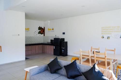 Кухня или мини-кухня в Aiko Villa Bandung
