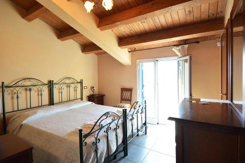 マリーナ・ディ・ラグーザにあるB&B La Castellanaのベッドルーム1室(ベッド1台、大きな窓付)