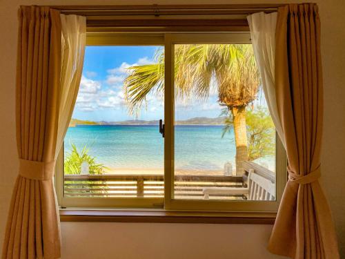 a window with a view of the ocean at Le GRAND BLEU - Vacation STAY 31718v in Akaoki