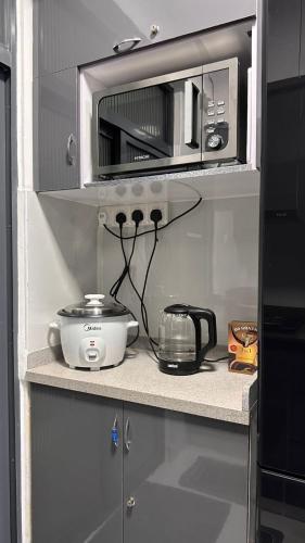 FurenaにあるSleek Stayのキッチン(電子レンジ、ゆっくりとした調理器具付)