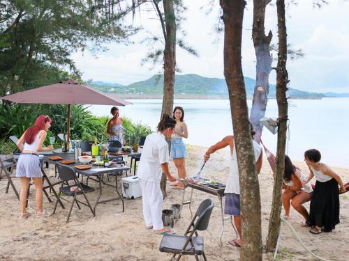 a group of people standing on the beach at Le GRAND BLEU - Vacation STAY 31506v in Akaoki