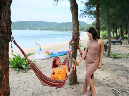a woman standing next to a girl in a hammock at Le GRAND BLEU - Vacation STAY 31506v in Akaoki