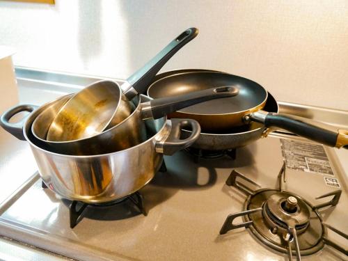 a pair of pots and pans sitting on top of a stove at Le GRAND BLEU - Vacation STAY 31506v in Akaoki