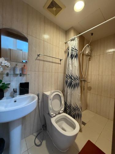 une salle de bain avec toilettes et lavabo dans l'établissement Condo in 8 ADRIATICO for Short-stay near UP Manila St Lukes & US Embassy, à Manille