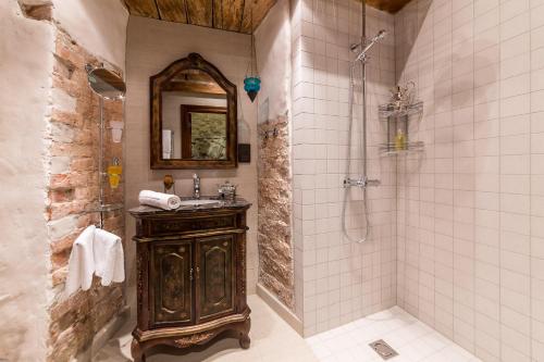 y baño con ducha, lavabo y espejo. en Viru Lux Apartment, en Tallin