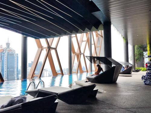 Bazén v ubytování Scarletz Suites KLCC by Nimo nebo v jeho okolí
