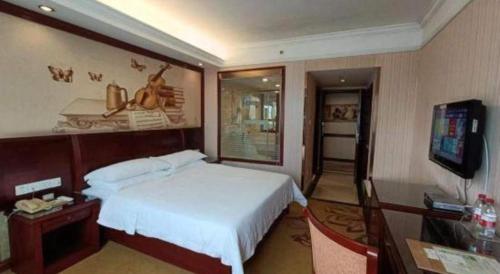 Letto o letti in una camera di Vienna Hotel Nanning Train Station
