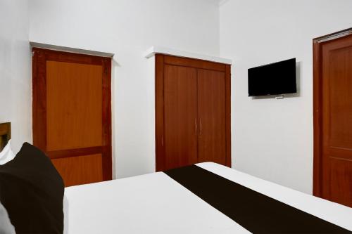 Μια τηλεόραση ή/και κέντρο ψυχαγωγίας στο Hotel O Ujjawal Bhawan Formerly Anmol Residency