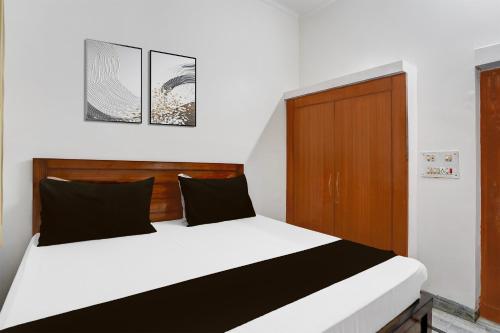 Ένα ή περισσότερα κρεβάτια σε δωμάτιο στο Hotel O Ujjawal Bhawan Formerly Anmol Residency