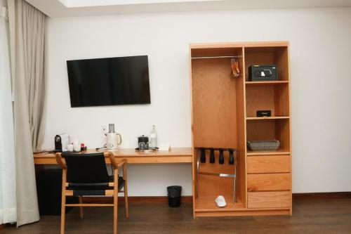a room with a desk and a tv on a wall at Hotel Téneka in Xilitla
