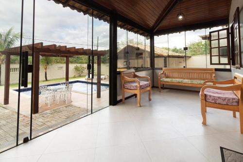 Balkoni atau teres di Casa na Ferradura com Piscina