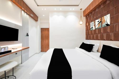 Katil atau katil-katil dalam bilik di Super Townhouse GIDC Bol Sanand