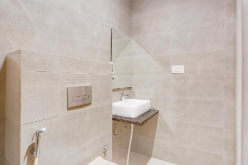 Bilik mandi di Super Hotel O Heera Nagar Formerly Cosy stay