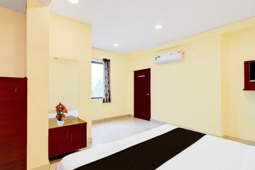 a bedroom with a bed and a window at Super Hotel O LB Nagar Metro Station Formerly Virat residency in Surūrnagar