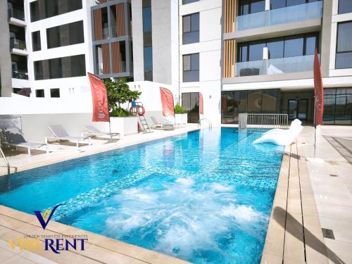 Modern 6 sleeper JVC Rooftop pool, tennis court 10 min to Marina
