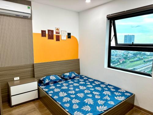 a small bedroom with a bed and a window at Đậu Homestay - Trung tâm TP Hải Phòng in Hai Phong