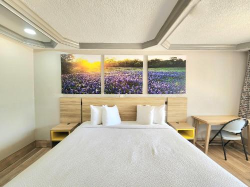 Ένα ή περισσότερα κρεβάτια σε δωμάτιο στο Days Inn by Wyndham Kenedy Karnes City