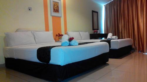Ένα ή περισσότερα κρεβάτια σε δωμάτιο στο Sun Inns Hotel Kuala Selangor