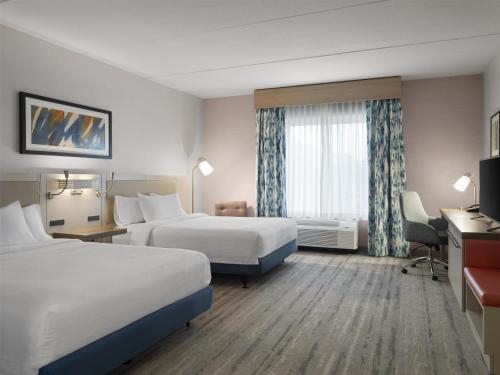 Кровать или кровати в номере Hilton Garden Inn Albuquerque Airport