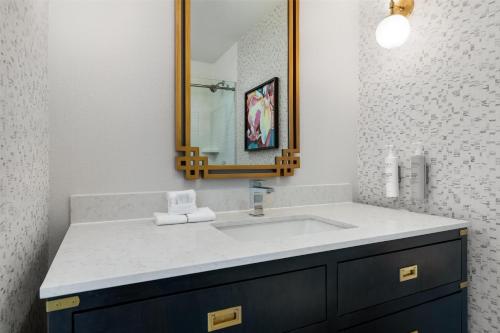 a bathroom with a sink and a mirror at Hilton Garden Inn Indianapolis Downtown in Indianapolis