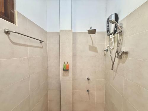 a bathroom with a shower with a glass door at CAO Ella in Ella