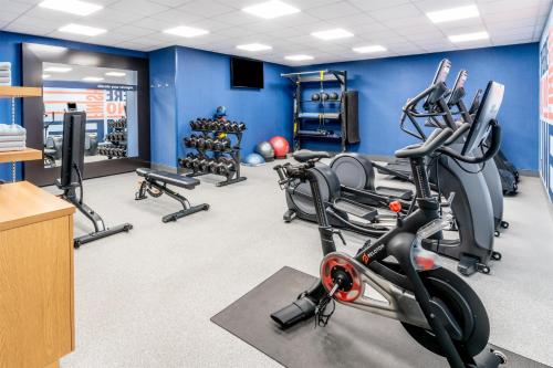 a gym with treadmills and exercise bikes in a room at Hampton Inn & Suites Silverthorne in Silverthorne