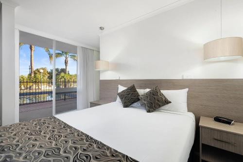 ミルデューラにあるEcono Lodge Milduraのビーチの景色を望むベッドルーム1室(ベッド1台付)が備わります。