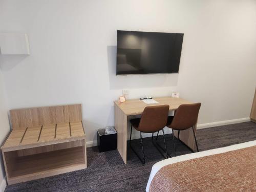 Una televisión o centro de entretenimiento en Econo Lodge Mildura