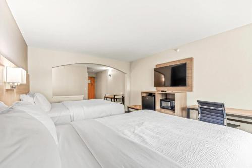 Ένα ή περισσότερα κρεβάτια σε δωμάτιο στο Quality Inn & Suites On The River