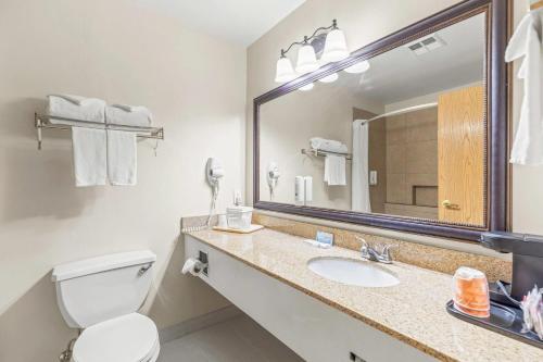 Ένα μπάνιο στο Quality Inn & Suites On The River