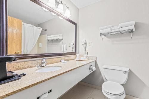 Ένα μπάνιο στο Quality Inn & Suites On The River