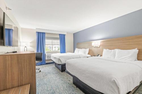 Ένα ή περισσότερα κρεβάτια σε δωμάτιο στο Quality Inn & Suites On The River