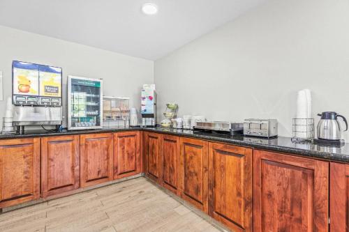 Η κουζίνα ή μικρή κουζίνα στο Quality Inn & Suites On The River