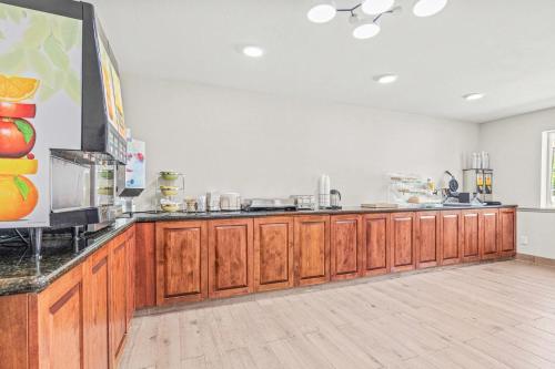 Η κουζίνα ή μικρή κουζίνα στο Quality Inn & Suites On The River