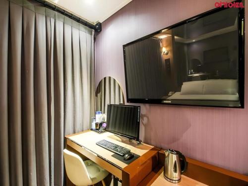 a room with a desk with a computer and a mirror at Seven Motel Ansan in Ansan