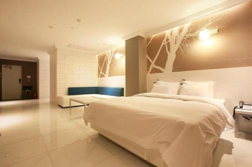 Katil atau katil-katil dalam bilik di Gram Hotel